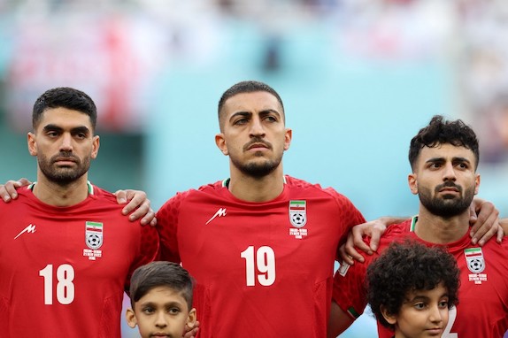 Iran, i calciatori rischiano rappresaglie se non canteranno l’inno contro il Galles