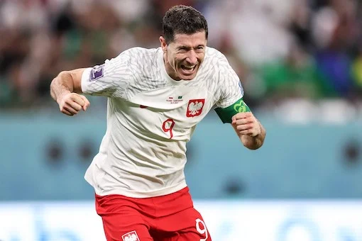 Lewandowski: «Il ct della Polonia mi ha detto che mi toglieva la fascia al telefono, l’ho trovato irrispettoso»