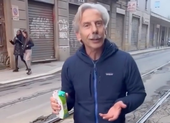 Giovanni Storti (del trio comico) attacca il Comune di Milano per le buche – VIDEO