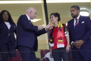 Il ministro degli Esteri belga posa con la fascia “One Love” al fianco di Infantino item-thumbnail