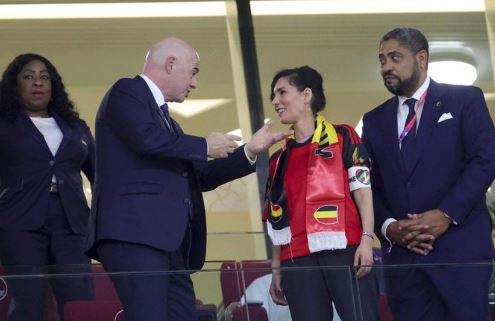 Il ministro degli Esteri belga posa con la fascia “One Love” al fianco di Infantino Il ministro degli Esteri belga posa con la fascia “One Love” al fianco di Infantino