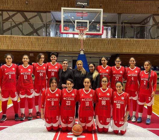 Iran, la squadra di basket femminile si fa fotografare senza velo per protesta verso il regime