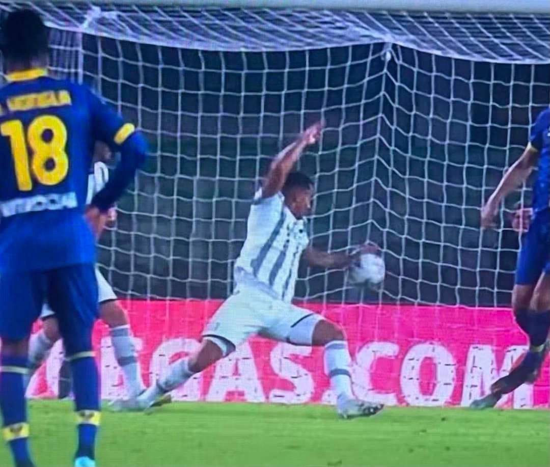 Verona-Juve, Marelli: «Da regolamento il tocco di mano di Danilo non è punibile» VIDEO