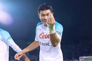 Kim fa il gesto napoletano o italiano per eccellenza item-thumbnail