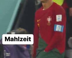 Ronaldo rovista nelle mutande, tira fuori qualcosa e… lo mangia (VIDEO) item-thumbnail