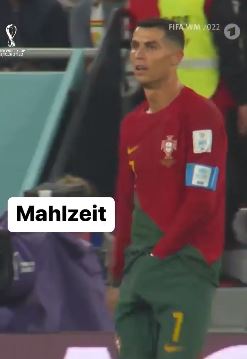 Ronaldo rovista nelle mutande, tira fuori qualcosa e… lo mangia (VIDEO) Ronaldo rovista nelle mutande, tira fuori qualcosa e… lo mangia (VIDEO)