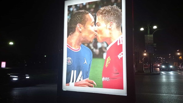 Mbappé e Ronaldo che si baciano, l’opera provocatoria del “Bansky torinese” Mbappé e Ronaldo che si baciano, l’opera provocatoria del “Bansky torinese”
