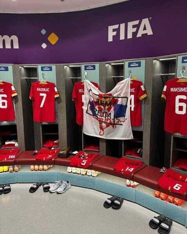 Bandiera anti Kosovo nello spogliatoio della Serbia. La Fifa apre un procedimento Bandiera anti Kosovo nello spogliatoio della Serbia. La Fifa apre un procedimento