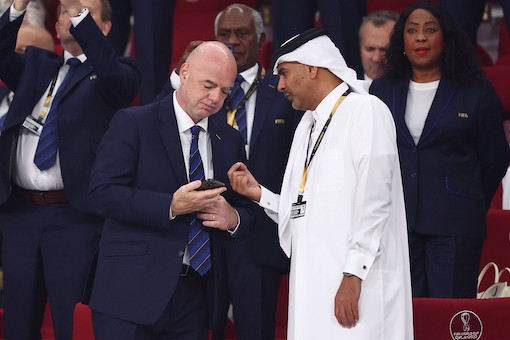 Fifa, Infantino si alza lo stipendio: quasi 4 milioni nel 2022