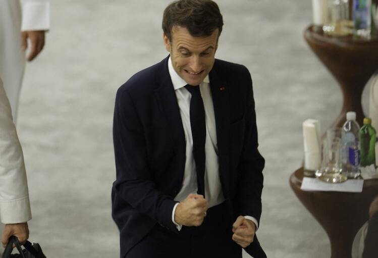 Macron prende male il tunnel di El Hadji Diouf e lo atterra VIDEO