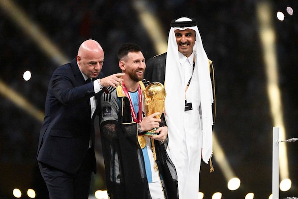A Messi è stato offerto un milione di dollari per il bisht (Il Mirror)