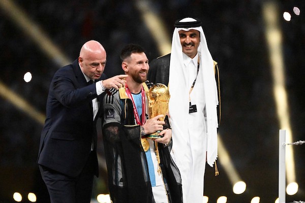 Messi è pagato per vestirsi così, è l’impiegato più prezioso del Qatar (Süddeutsche)