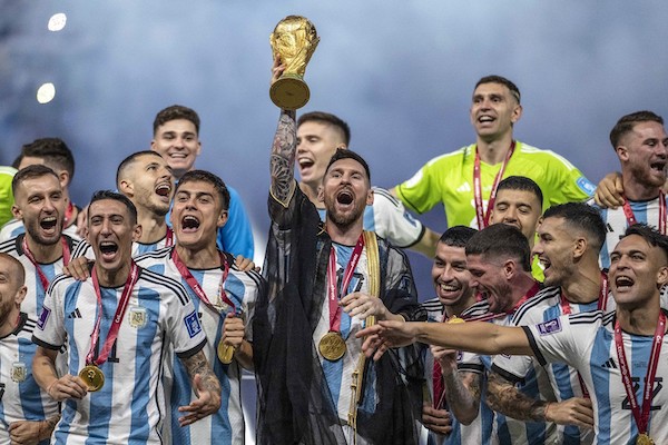 Aguero ubriaco ai festeggiamenti dell’Argentina: «Messi si è arrabbiato con me»