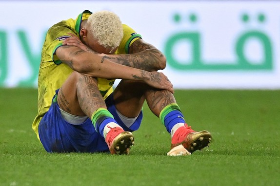 Neymar perde la testa, spinge l’avversario e gli calcia addosso il pallone VIDEO