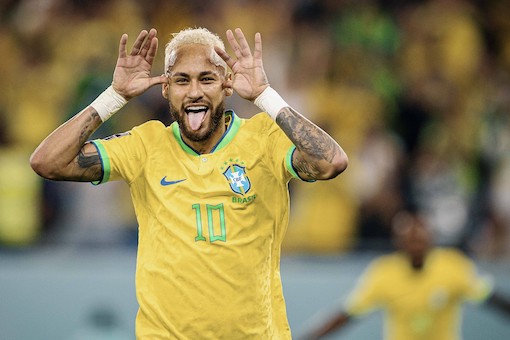 Neymar festeggia con le stampelle sulla crociera extra lusso VIDEO