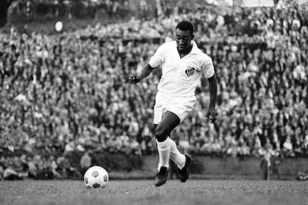 Valdano: «Pelé nel vocabolario del calcio è come “gol” o “palla”»