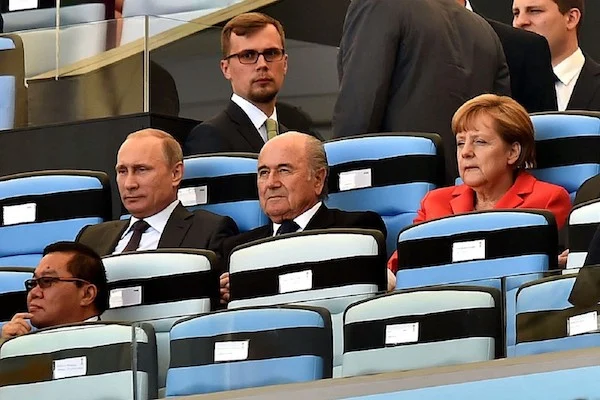 zenit Blatter tra Putin e Angela Merkel