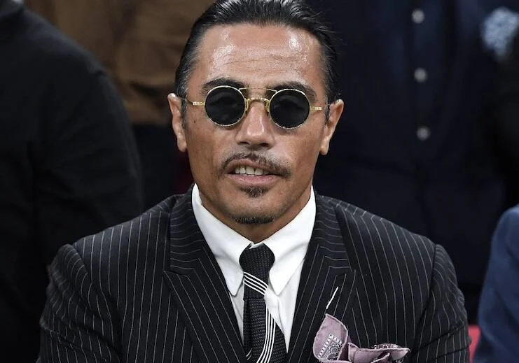 Salt Bae è caduto in disgrazia, vittima della sua arroganza: negli Usa hanno chiuso 5 dei suoi 7 ristoranti (As) Salt Bae è caduto in disgrazia, vittima della sua arroganza: negli Usa hanno chiuso 5 dei suoi 7 ristoranti (As)