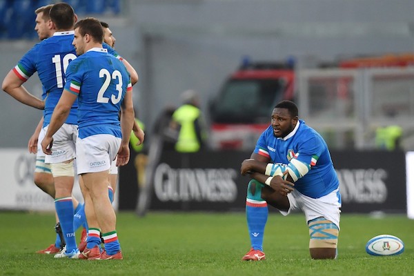 Rugby, la denuncia di Traorè: banana marcia come regalo di Natale dai compagni della Benetton