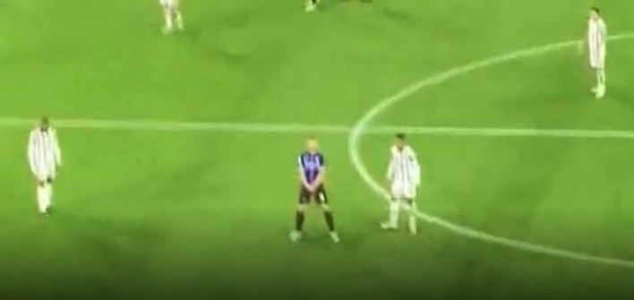 Dzeko, 5mila euro di multa per il gesto da caserma ai tifosi juventini Dzeko, 5mila euro di multa per il gesto da caserma ai tifosi juventini