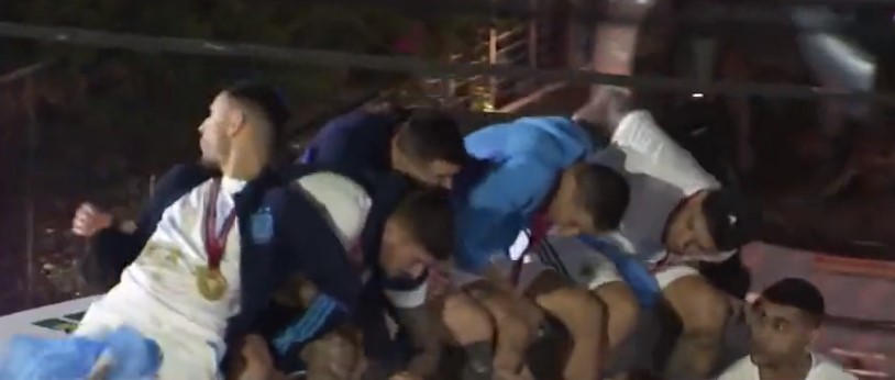 Il Presidente dell’Afa ubriaco insulta il Ministro, i giocatori portati via in elicottero: i retroscena della festa argentina