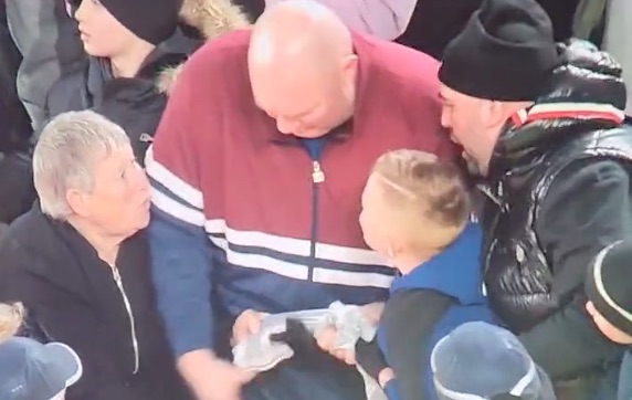 Anche a Newcastle un caso Kvaratskhelia: provano a strappare a un bambino una maglia (VIDEO)