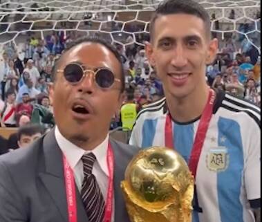 Salt Bae imbarazza la Fifa. Era alla premiazione (a dar fastidio a Messi) perché amico di Infantino?