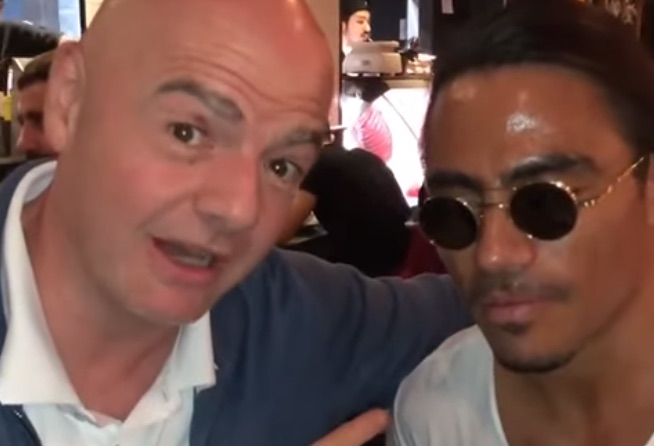 Salt Bae, la Fifa apre un’inchiesta sul cuoco che ha alzato la Coppa del Mondo