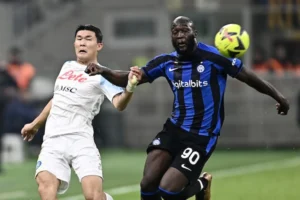 Il Napoli lukaku La classifica di Napoli Milan e Inter