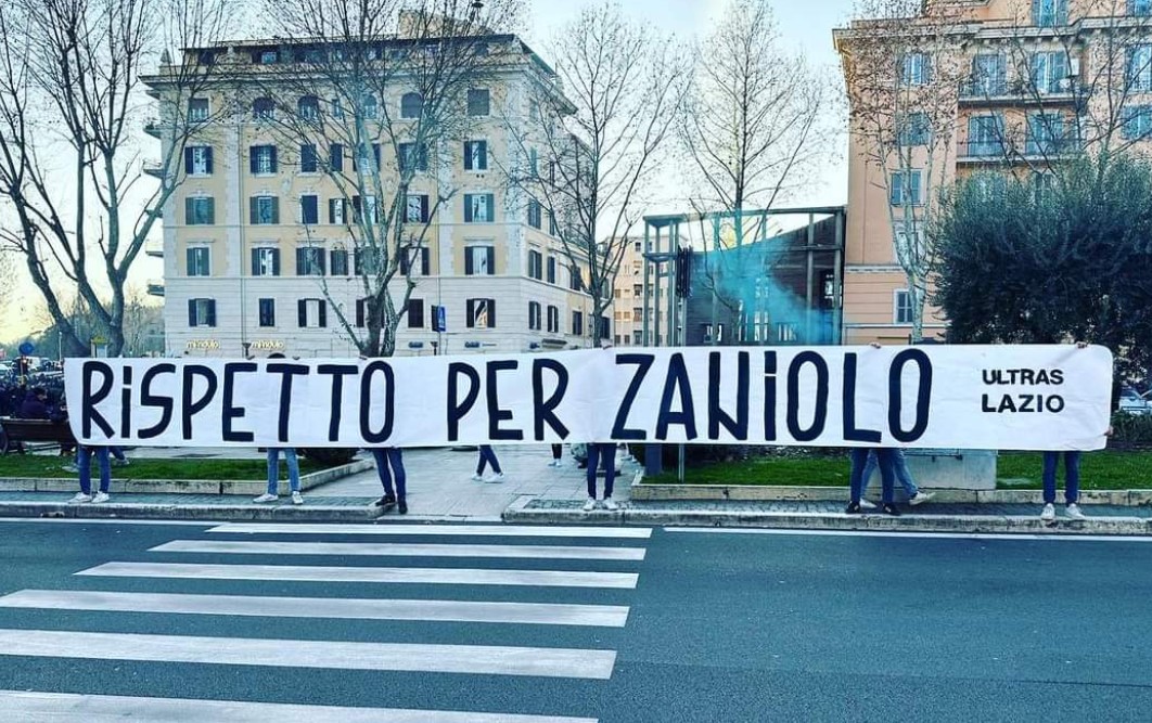 I tifosi della Lazio rispondono allo striscione dei romanisti: «Rispetto per Zaniolo»