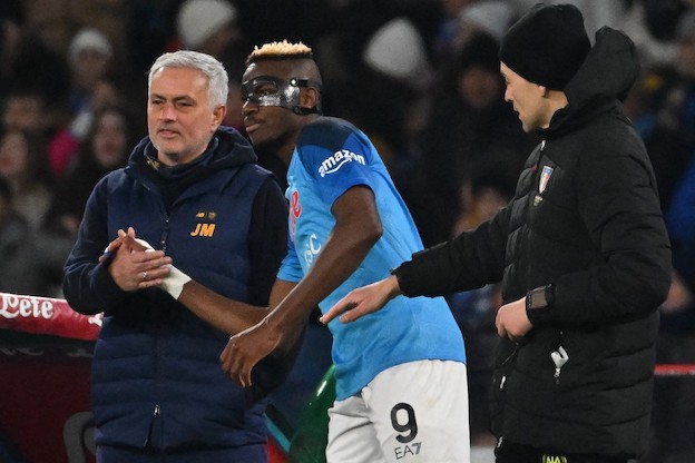 Mourinho su Osimhen: «Top, ma sta sempre per terra. Se va in Inghilterra lo ammazzano»