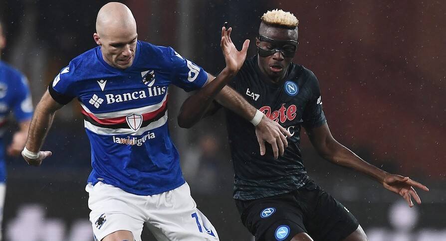 Fa tutto Osimhen, il gol e l’azione che lascia la Sampdoria in dieci uomini: espulso Rincon Fa tutto Osimhen, il gol e l’azione che lascia la Sampdoria in dieci uomini: espulso Rincon