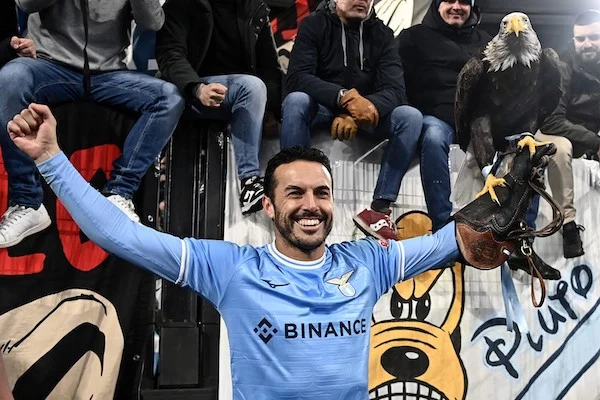 Pedro rinnova con la Lazio e i tifosi del Napoli festeggiano: “Ti perdoniamo anche se ci fai tripletta contro” Pedro rinnova con la Lazio e i tifosi del Napoli festeggiano: “Ti perdoniamo anche se ci fai tripletta contro”