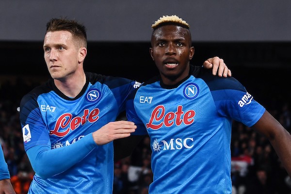 Il Napoli e i rinnovi: Osimhen va chiuso entro il 2023, Zielinski non è soddisfatto della proposta (Sky)