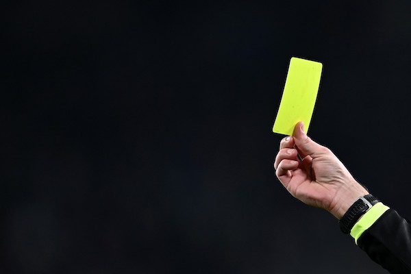 Solo nel calcio non si può parlare degli arbitri, nessuno si fida di nessuno (El Paìs)