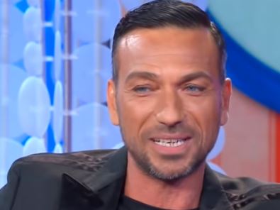 Costantino Vitagliano: «Giravo con quattro guardie del corpo perché le fan mi strappavano i vestiti»