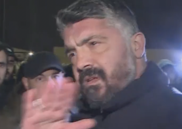 Gattuso nervoso durante il confronto con i tifosi, rifila una manata a una telecamera Gattuso nervoso durante il confronto con i tifosi, rifila una manata a una telecamera