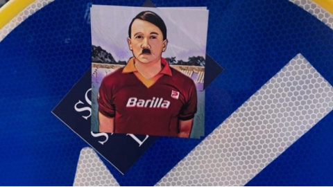 Roma tappezzata di adesivi di Hitler con la maglia giallorossa