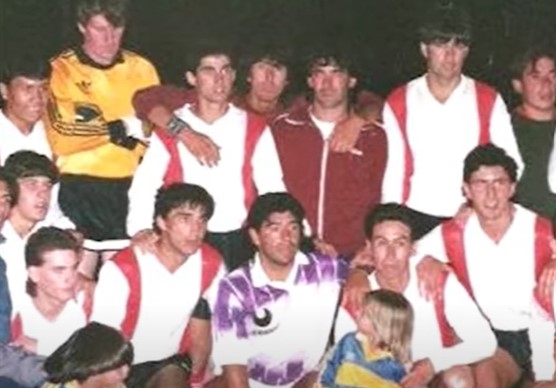 Quando Maradona, sospeso per doping, giocò per pagare i riflettori dello stadio dell’Atletico Agrario Quando Maradona, sospeso per doping, giocò per pagare i riflettori dello stadio dell’Atletico Agrario