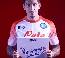 “‘O primmo ammore”, il Napoli lancia la nuova maglia per San Valentino (VIDEO) “‘O primmo ammore”, il Napoli lancia la nuova maglia per San Valentino (VIDEO)