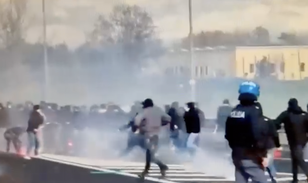 Il Napoli sugli scontri tra ultras: «Intollerabile che i violenti viaggino indisturbati per l’Italia»