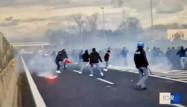 L’Italia fa giocare gli ultras ai soldatini in autostrada, qualcuno li considera “cultura”