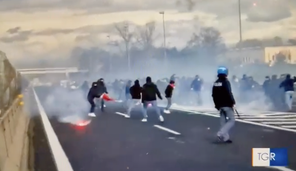 Scontri Napoli-Roma, un nuovo video dei violenti scontri tra gli ultras