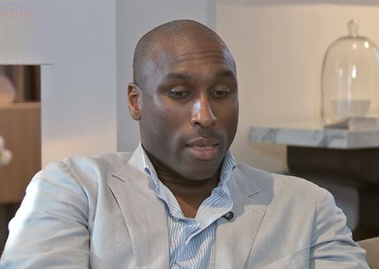 L’appello di Sol Campbell ai tifosi odiatori: «Vi supplico, guardate nei vostri cuori, sono un essere umano» 