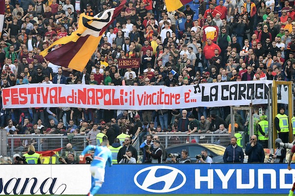 Scontri tra tifosi di Napoli e Roma, bloccata l’A1. «Erano incappucciati e con i bastoni» – VIDEO