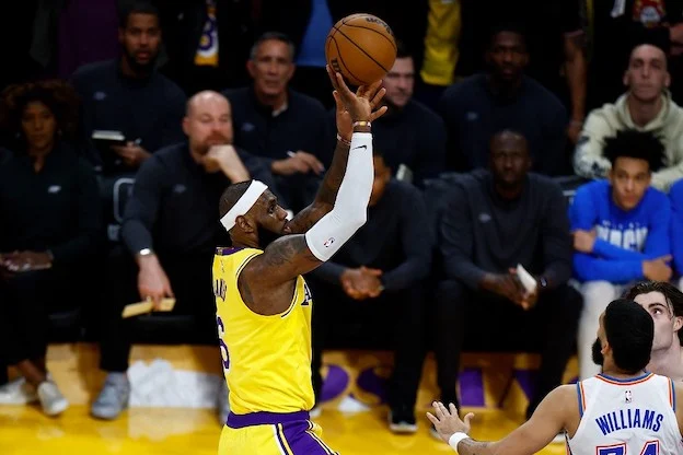 Lebron James si ritira a 40 anni? Potrebbe annunciarlo domani alle 18 (ora italiana) Lebron James si ritira a 40 anni? Potrebbe annunciarlo domani alle 18 (ora italiana)