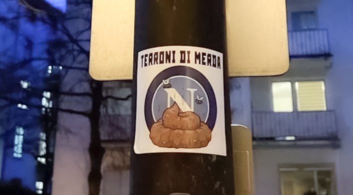 Spuntano a Francoforte adesivi razzisti contro i tifosi del Napoli