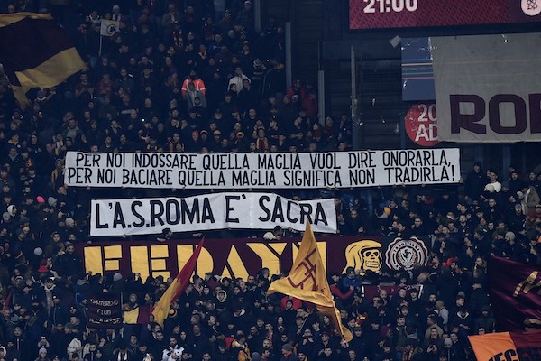 L’agguato degli ultras Stella Rossa ai romanisti: vendetta dopo gli scontri con i napoletani (CorSera)