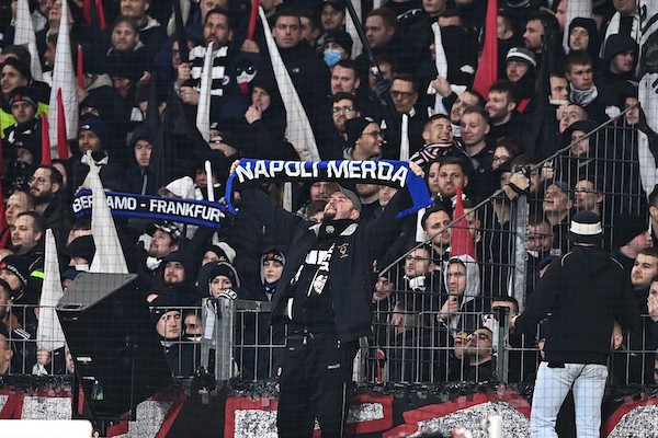 La Bild: “Vergogna ultras a Napoli, violenze di tifosi dell’Eintracht e dell’Atalanta”