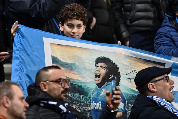 De Laurentiis organizzi anche il tifo a Napoli: playlist giusta a tutto volume, parole sui maxischermi